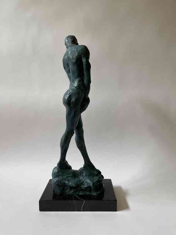 Akt muže - bronzová socha na mramorovém podstavci - foto 4