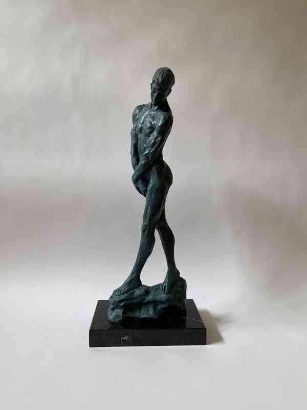 Akt muže - bronzová socha na mramorovém podstavci - foto 1