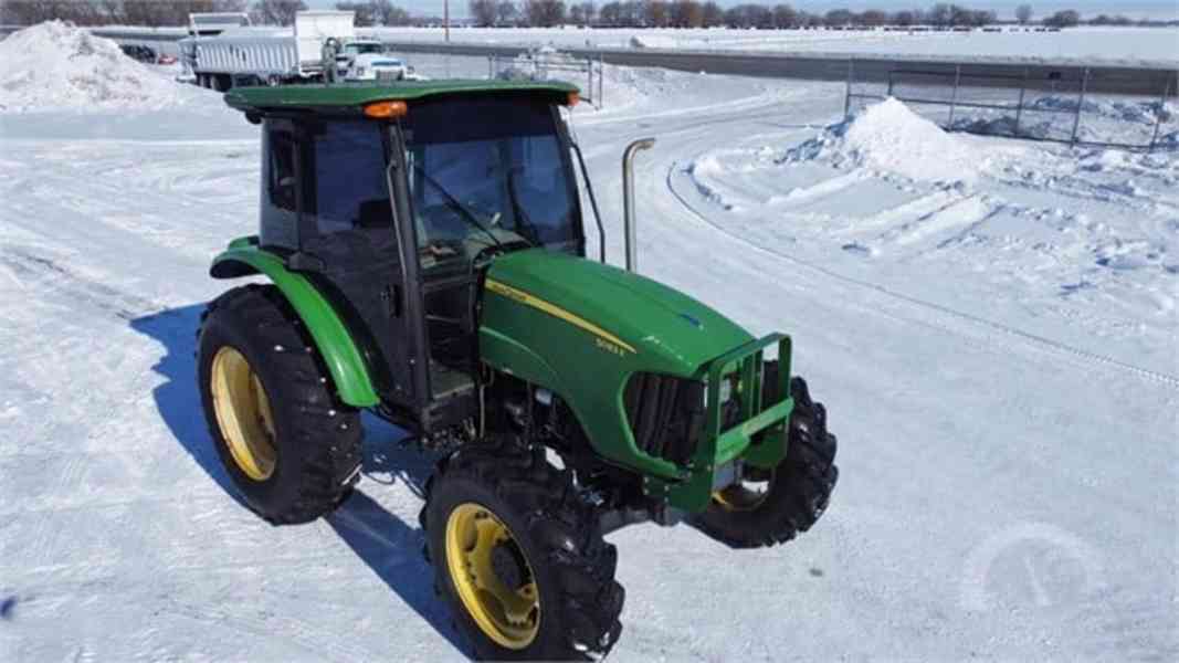 Traktor JOHN DEERE 5083E - foto 1