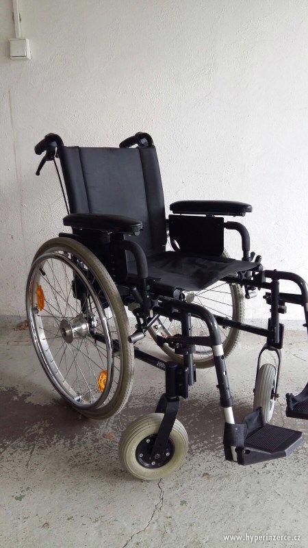 Invalidní vozík s brzdama pro doprovod - foto 1