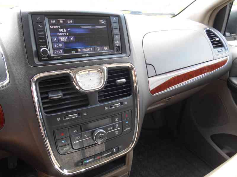 Chrysler Town Country 3,6 Pentastar RT  LPG DVD 2013 - foto 17