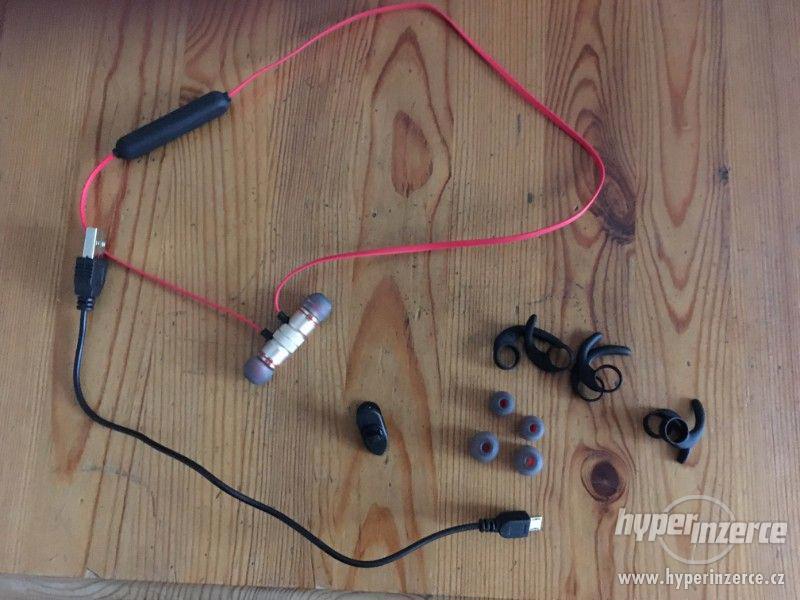 Bluetooth sluchátka, červené magnetické - foto 1