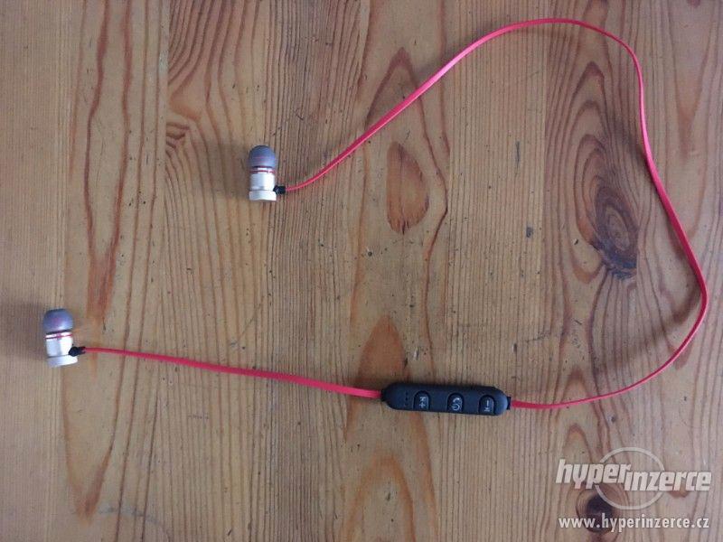 Bluetooth sluchátka, červené magnetické - foto 2