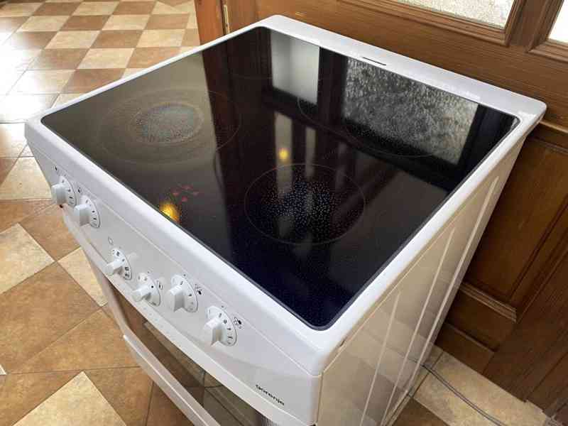 Sporák sklokeramický GORENJE šíře 60 cm horkovzduch - foto 2