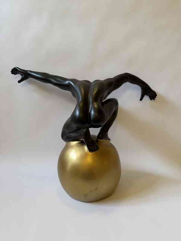 Muž jogín na zlaté kouli - socha 60 cm - foto 5
