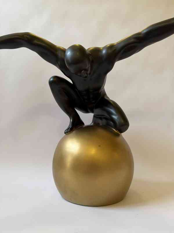 Muž jogín na zlaté kouli - socha 60 cm - foto 2