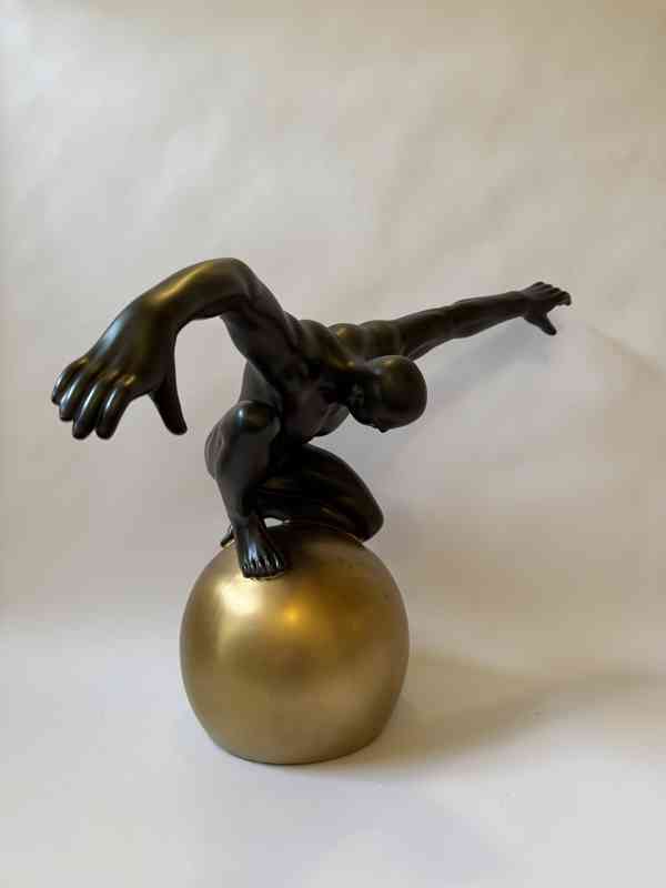 Muž jogín na zlaté kouli - socha 60 cm - foto 4