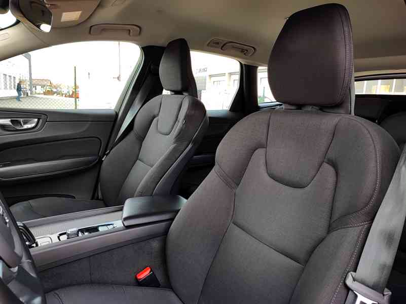VOLVO XC60 AWD B4 DIESEL 145KW, 2020, MOMENTUM, 1.MAJ, DPH - foto 4