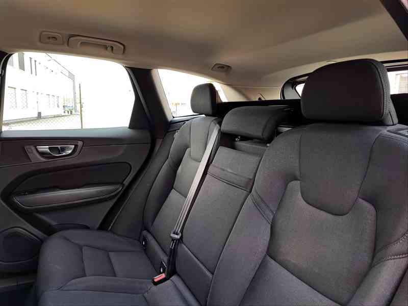 VOLVO XC60 AWD B4 DIESEL 145KW, 2020, MOMENTUM, 1.MAJ, DPH - foto 5