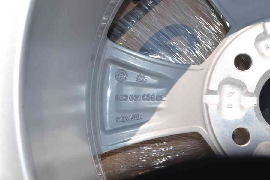 Škoda Octavia IV -NOVÁ zimní orig.Alu sada-205/60R16 - foto 14