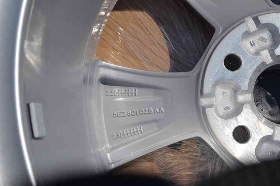 Škoda Octavia IV -NOVÁ zimní orig.Alu sada-205/60R16 - foto 15