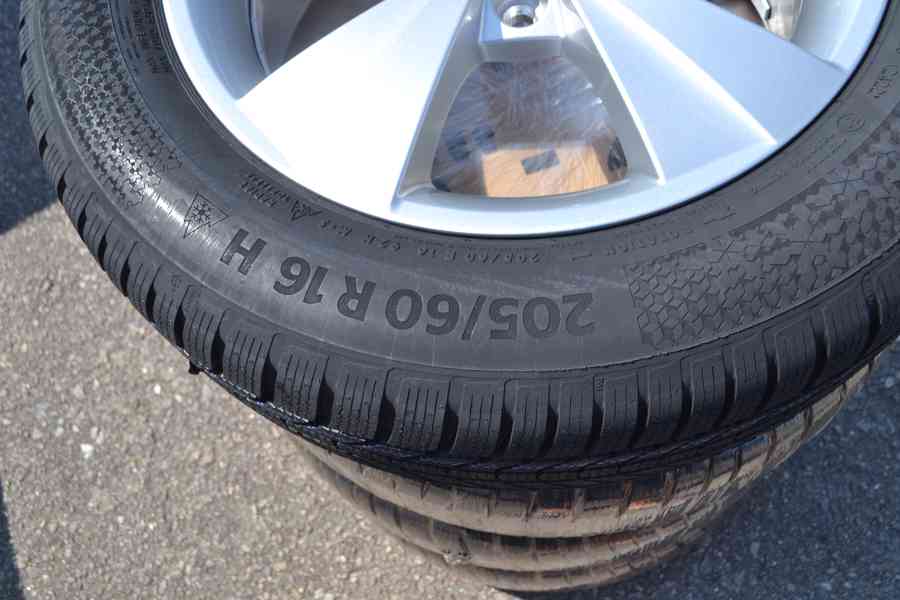 Škoda Octavia IV -NOVÁ zimní orig.Alu sada-205/60R16 - foto 9