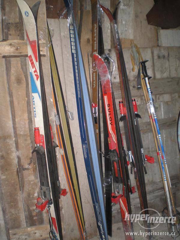 Prodám sportovní potřeby lyže pár za 50kč - foto 1