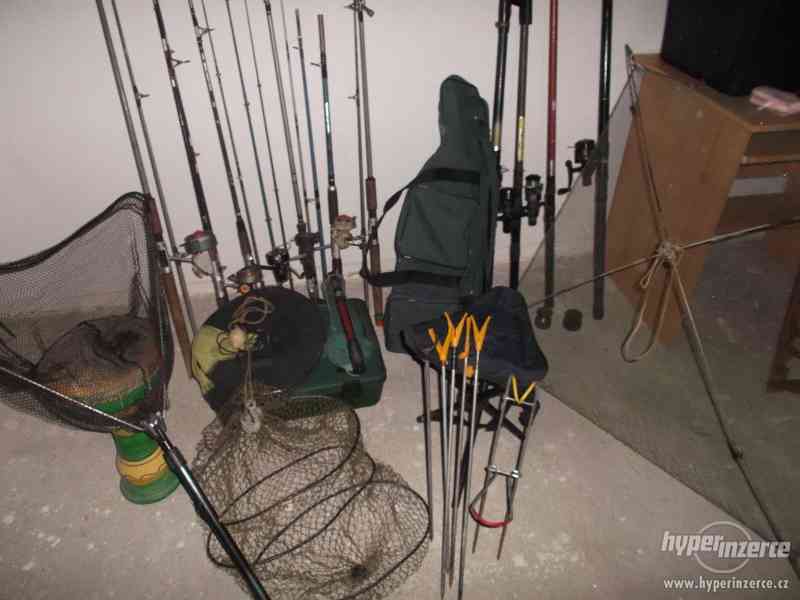 kompletní rybářské výbavení a mnoho gumových nástrah - foto 1