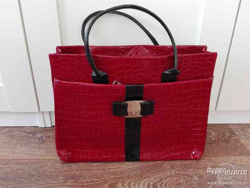 Rudá  lakovaná elegantní kabelka s černými doplňky a krokodý - foto 1