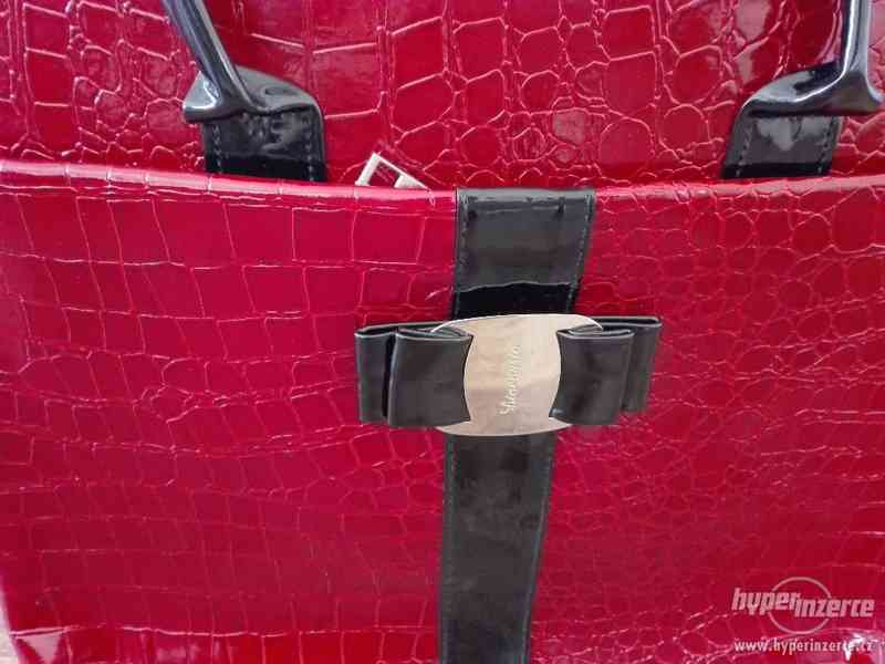 Rudá  lakovaná elegantní kabelka s černými doplňky a krokodý - foto 2