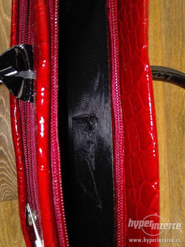 Rudá  lakovaná elegantní kabelka s černými doplňky a krokodý - foto 3
