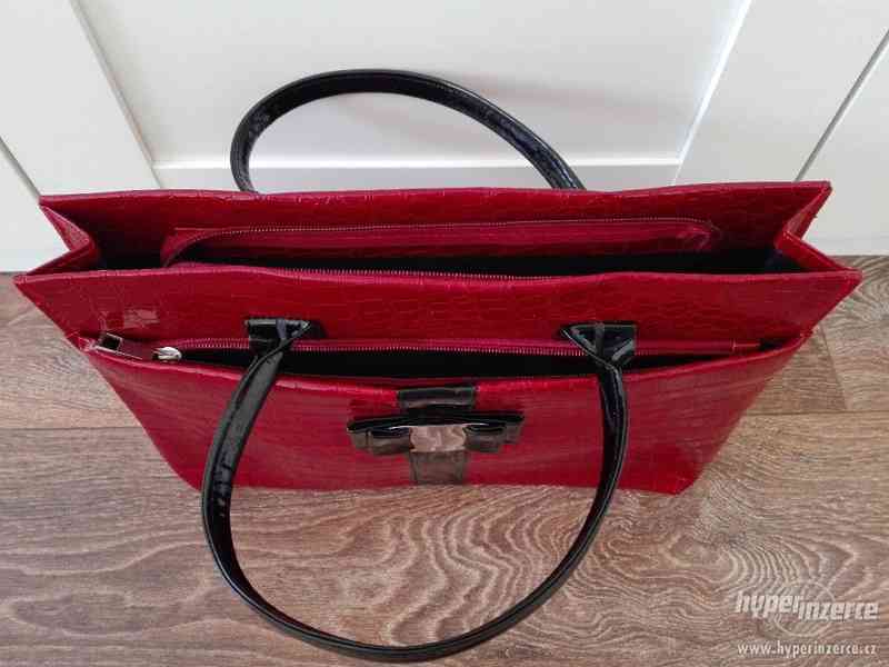 Rudá  lakovaná elegantní kabelka s černými doplňky a krokodý - foto 4