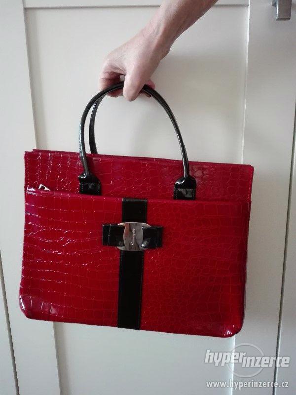 Rudá  lakovaná elegantní kabelka s černými doplňky a krokodý - foto 5