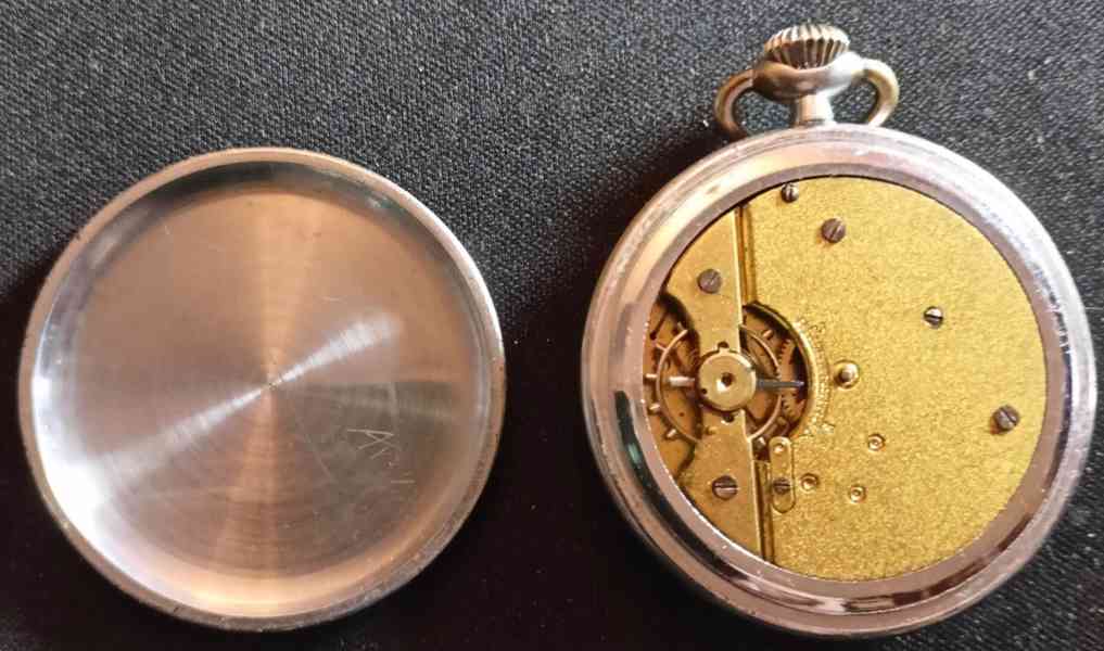 Staré kapesní hodinky s erotickým motivem "na lovu" - foto 2