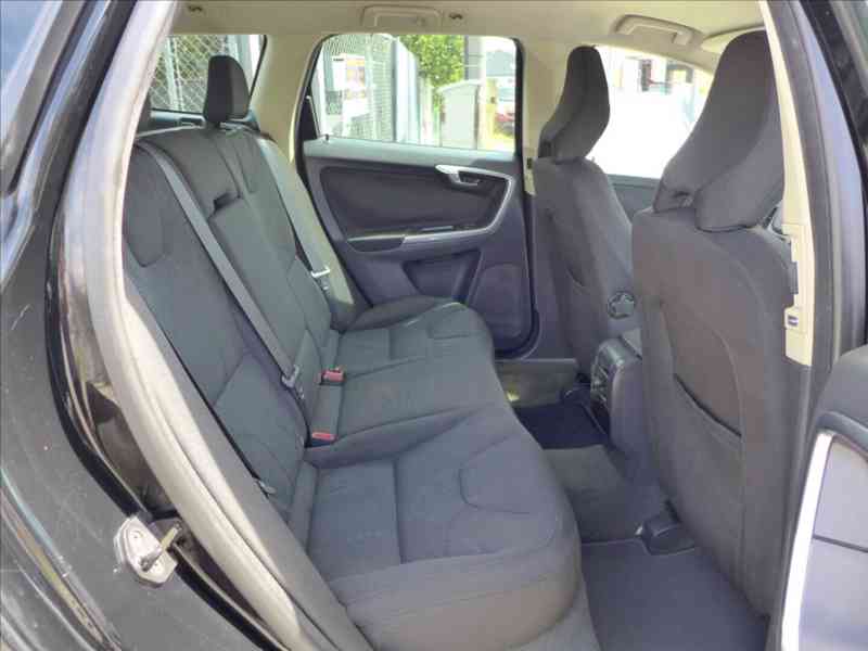 Volvo XC60 2,0 D 5ti válec, 1.MAJITEL - foto 9