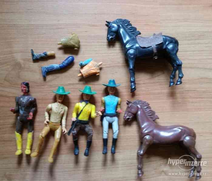 Kovbojové,indián a koníci - staré plastové figurky - foto 1