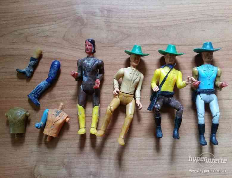 Kovbojové,indián a koníci - staré plastové figurky - foto 2