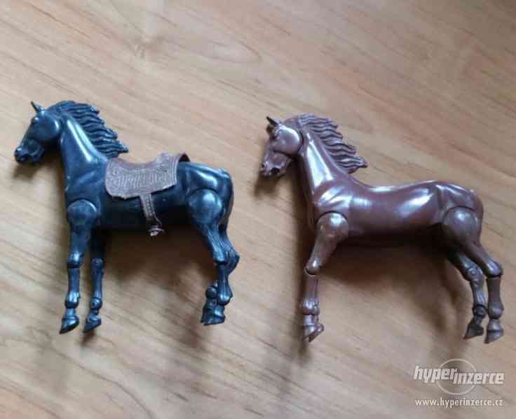 Kovbojové,indián a koníci - staré plastové figurky - foto 3