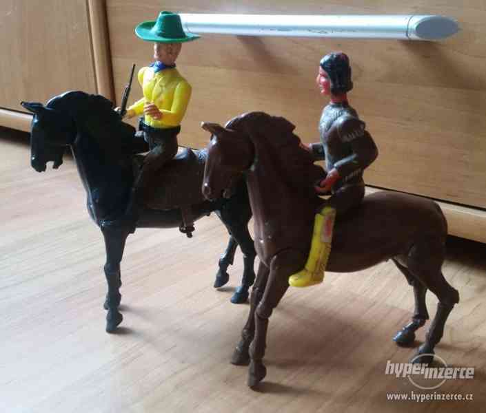 Kovbojové,indián a koníci - staré plastové figurky - foto 4