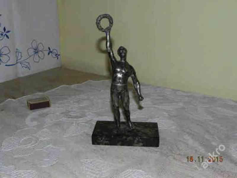 Krásná stará kovová Socha - Atlet Vítěz - mramor - foto 1