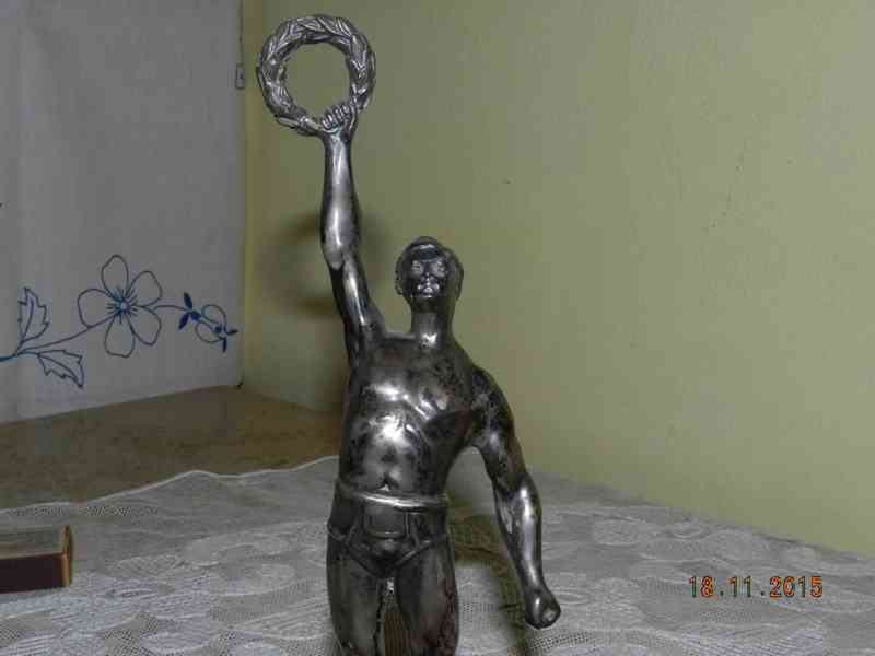 Krásná stará kovová Socha - Atlet Vítěz - mramor - foto 3