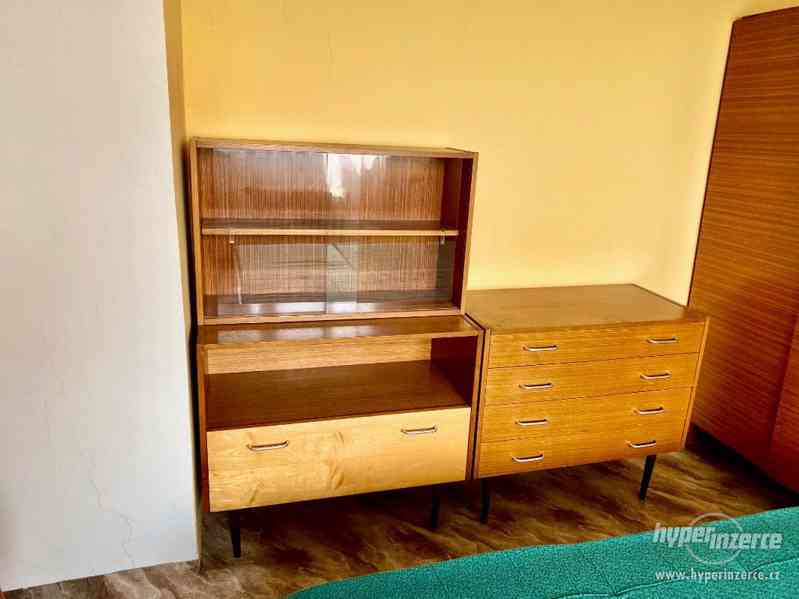 Dřevěná vintage ložnice - foto 2
