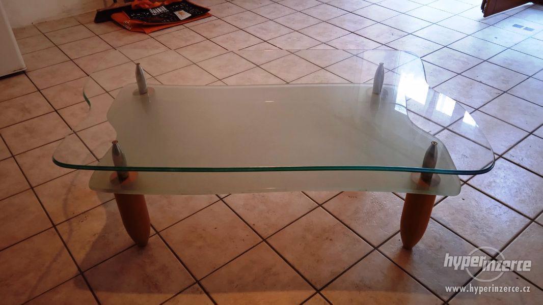 Prodám luxusní konferenční stolek, masivní +mléčné sklo - foto 4