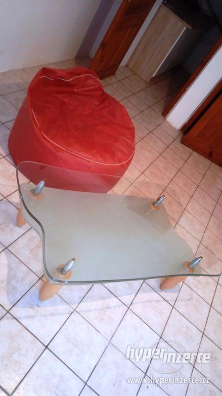 Prodám luxusní konferenční stolek, masivní +mléčné sklo - foto 9