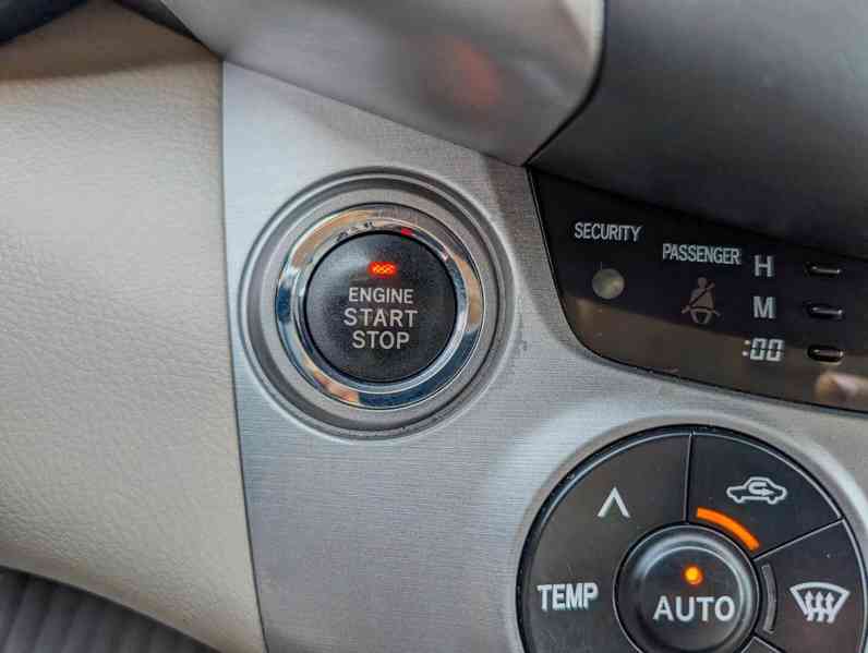 Toyota RAV 4 2.0i 4x4 Executive benzín 112kw - foto 5
