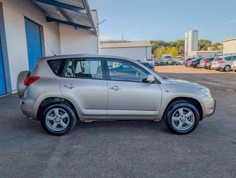 Toyota RAV 4 2.0i 4x4 Executive benzín 112kw - foto 7
