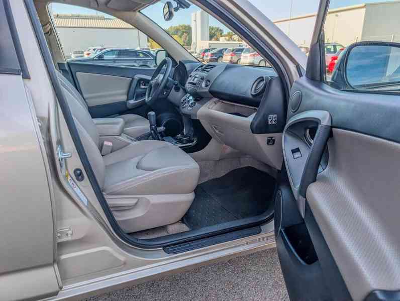 Toyota RAV 4 2.0i 4x4 Executive benzín 112kw - foto 21