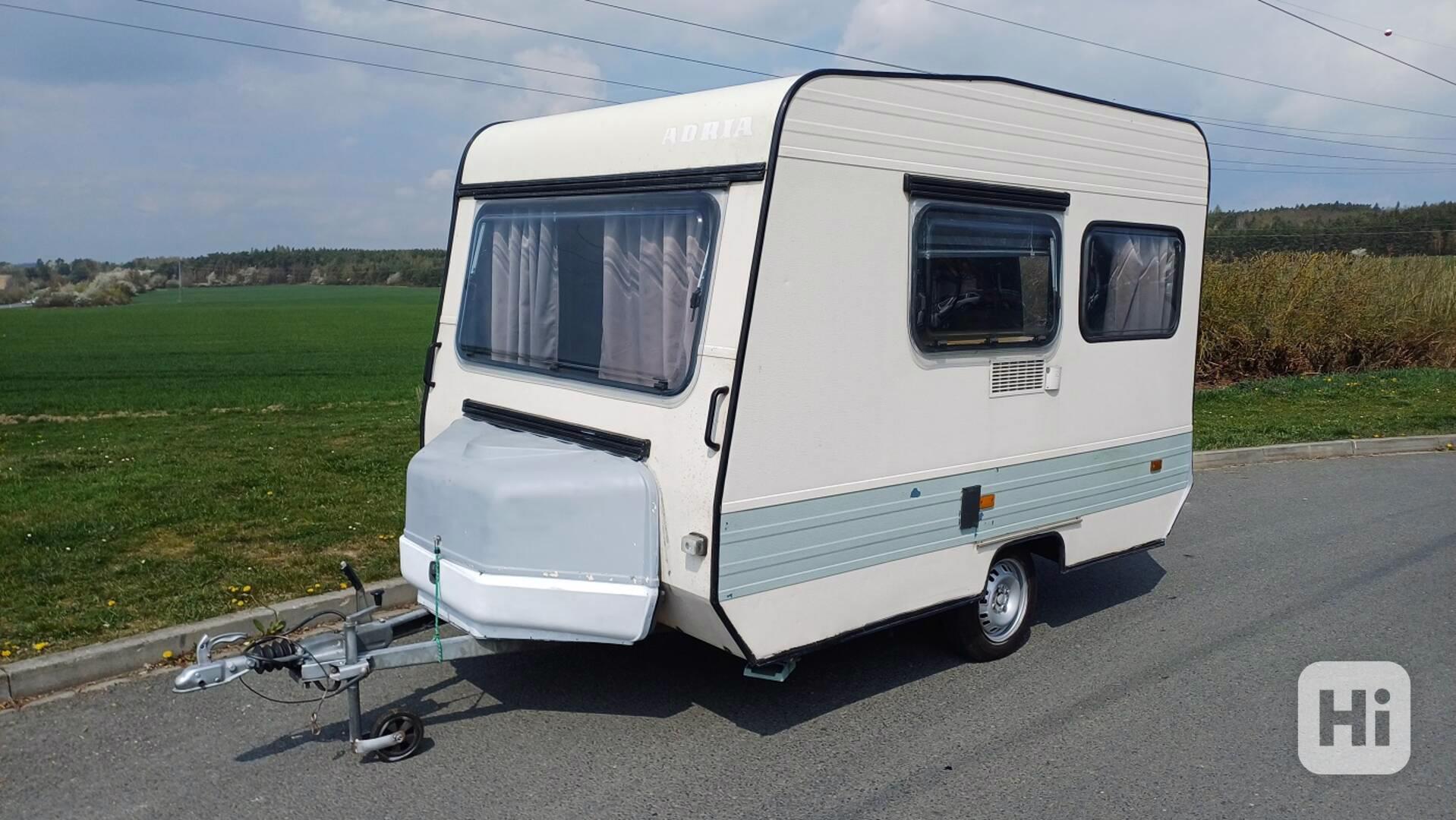 Levný karavan Adria -funkční, suchý, pro 2/3 osoby / 100km/h - foto 1