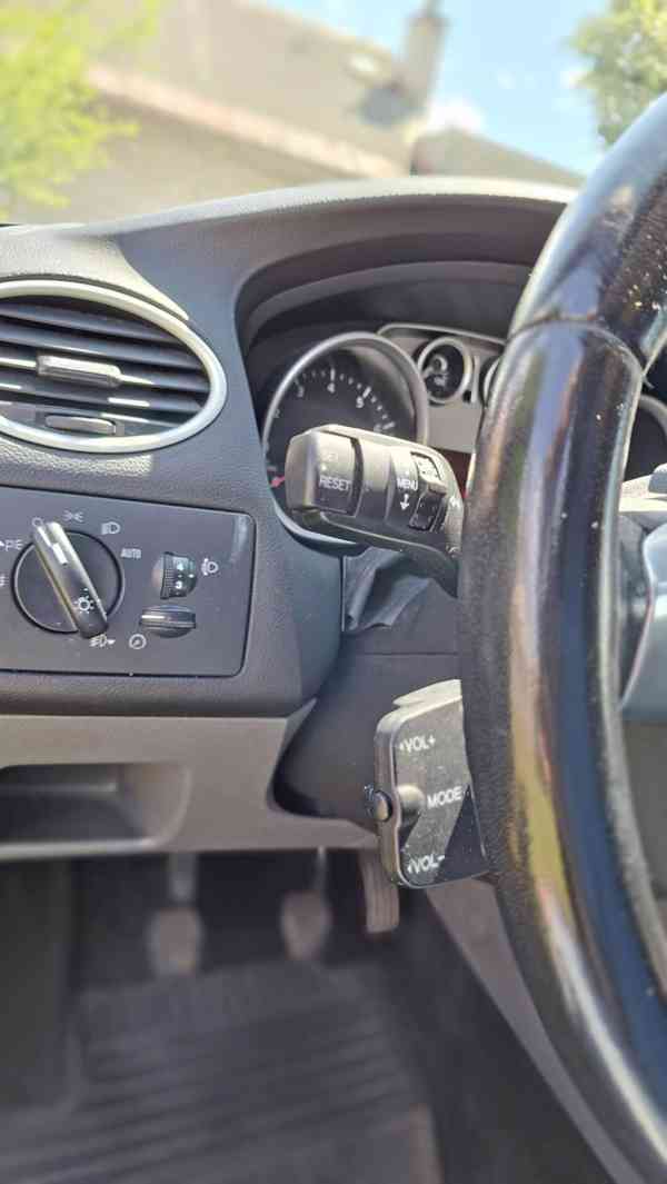 Ford Focus 1.6i 74kW kombi - foto 17