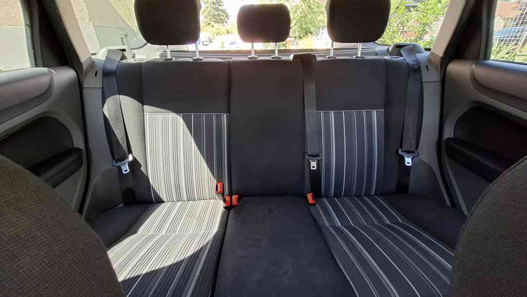Ford Focus 1.6i 74kW kombi - foto 18