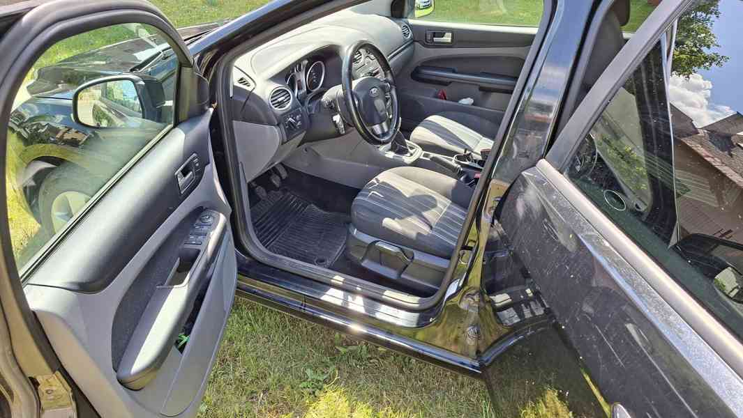 Ford Focus 1.6i 74kW kombi - foto 11