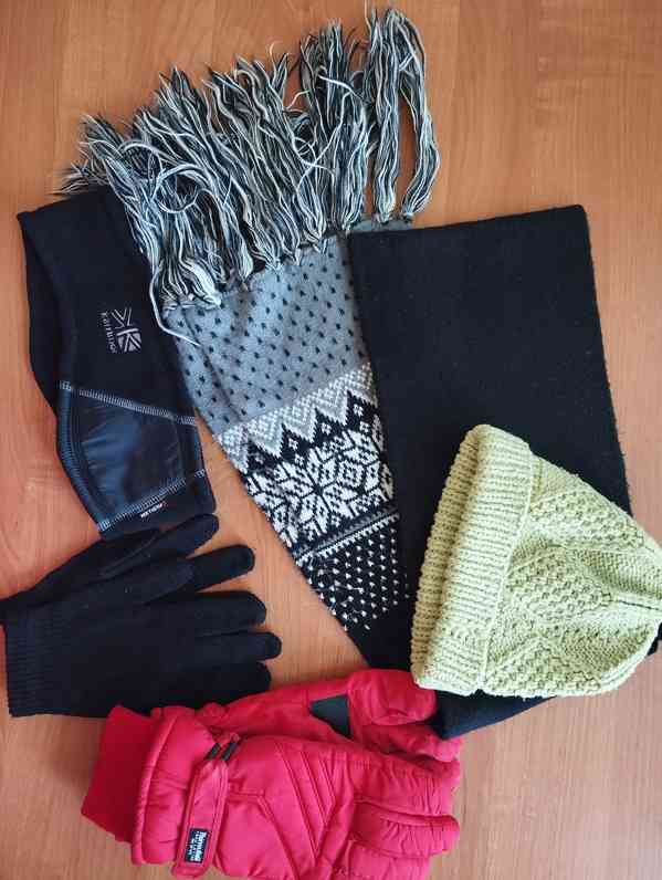 Mix zimního oblečení: šály, rukavice, čelenka - foto 3