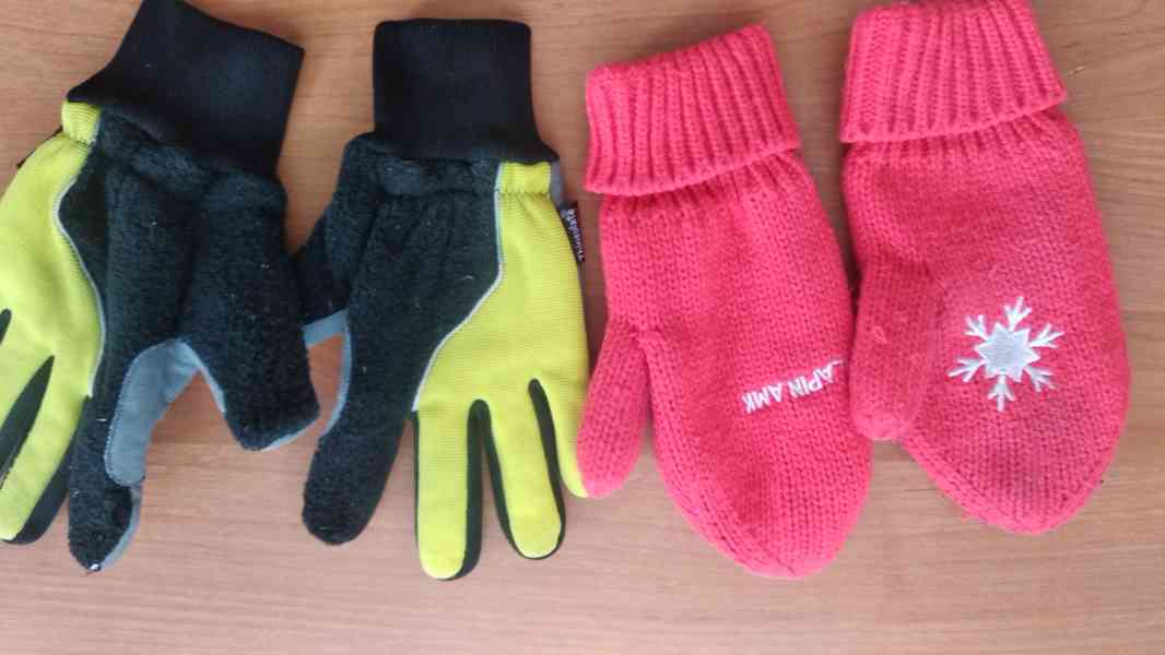 Mix zimního oblečení: šály, rukavice, čelenka