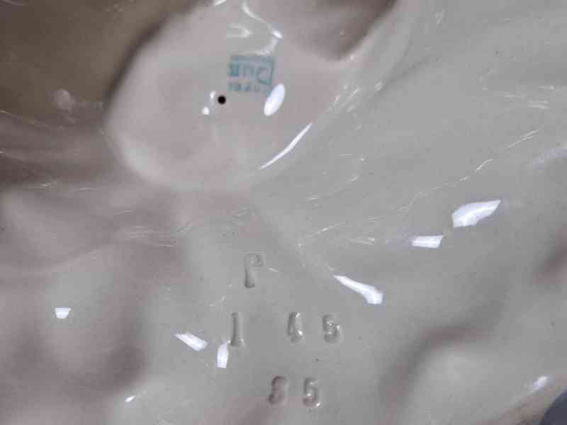 Hezká porcelánová plastika Žena Dívka v šatech Royal Dux - foto 9