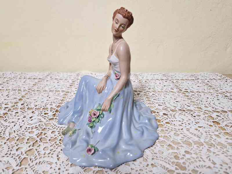 Hezká porcelánová plastika Žena Dívka v šatech Royal Dux - foto 4