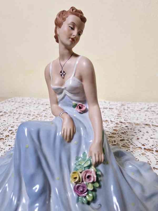 Hezká porcelánová plastika Žena Dívka v šatech Royal Dux - foto 7