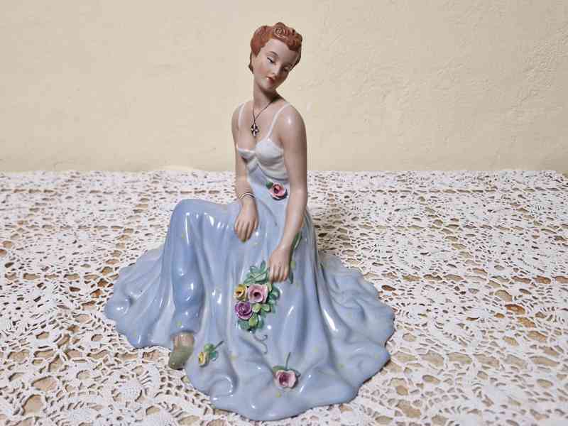 Hezká porcelánová plastika Žena Dívka v šatech Royal Dux - foto 3