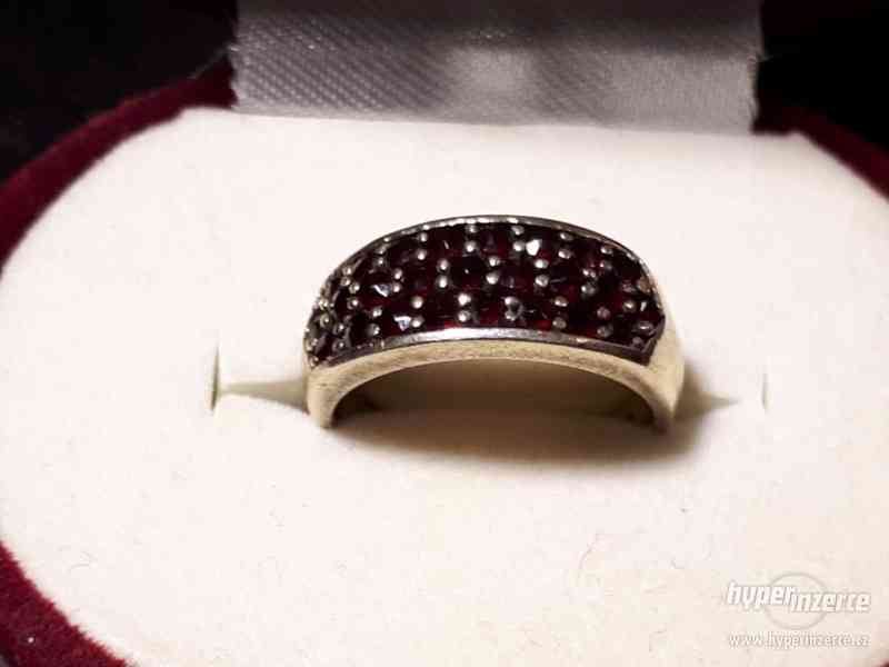 Stříbrný prsten s granáty - foto 2