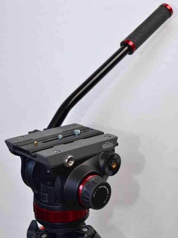 MANFROTTO MVH502AH**Fluid Video Head*Nosnost: 7kg