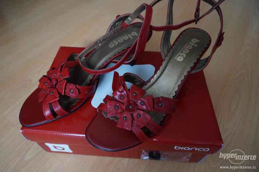 Nové kožené červené sandálky vel.39 - foto 4